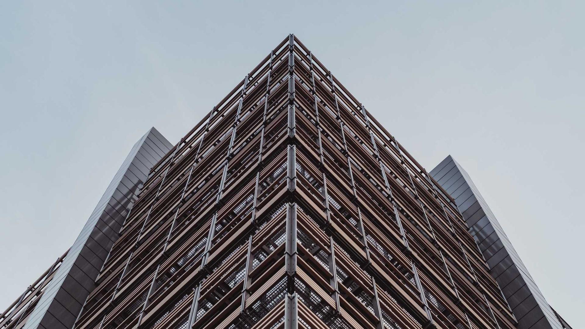 物流运输车辆在高速公路上行驶